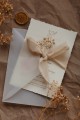 zaproszenie-na-chrzest-komunie-z-golabkiem-motyw-religijny-papier-czerpany-wstazka-szyfonowa-boho-gipsowka-eco-minimalistyczny-styl-stempel-lakowy (4).jpg