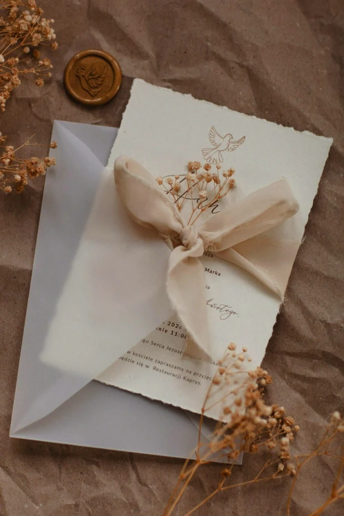 zaproszenie-na-chrzest-komunie-z-golabkiem-motyw-religijny-papier-czerpany-wstazka-szyfonowa-boho-gipsowka-eco-minimalistyczny-styl-stempel-lakowy (4).jpg
