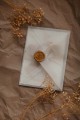 zaproszenie-na-chrzest-komunie-z-golabkiem-motyw-religijny-papier-czerpany-wstazka-szyfonowa-boho-gipsowka-eco-minimalistyczny-styl-stempel-lakowy (5).jpg