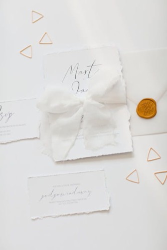 Białe, targane i minimalistyczne zaproszenia