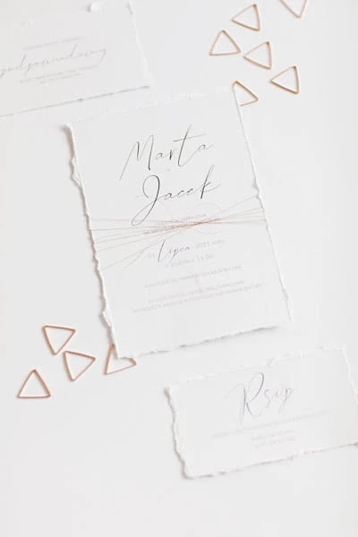 Białe, targane i minimalistyczne zaproszenia