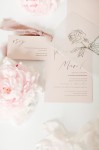 Transparentno-różowe zaproszenia z piwonią