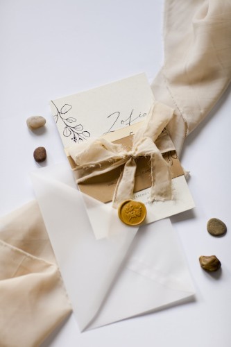 Minimalistyczne zaproszenia z eukaliptusem - karmelowe