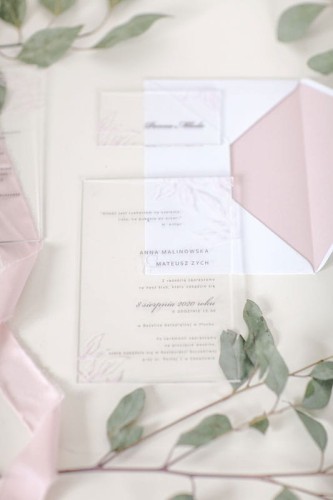 Transparentne zaproszenia z motywem listków - na szkle