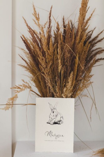 Metryczka Minimalistyczna  Królik na papierze targanym z autorską ilustracją
