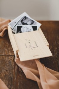 minimalistyczne drewniane pudełko na zdjęcia 