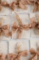 Minimalistyczne zaproszenie z gałązką suszonej trawy, styl boho