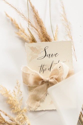 save-the-date-z-rwana-wstazka_papier-czerpany_papier-rwany_minimalistyczne-trwa-pampas_ekologiczne