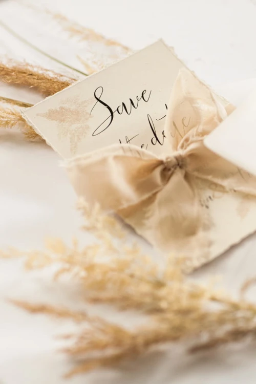save-the-date-z-rwana-wstazka_papier-czerpany_papier-rwany_minimalistyczne-trwa-pampas_ekologiczne