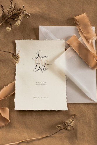 save-the-date-z-rwana-wstazka_papier-czerpany_papier-rwany_minimalistyczne-eco-papier_zarezerwuj-date