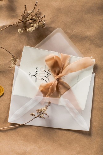 save-the-date-z-rwana-wstazka_papier-czerpany_papier-rwany_minimalistyczne-eco-papier_zarezerwuj-date