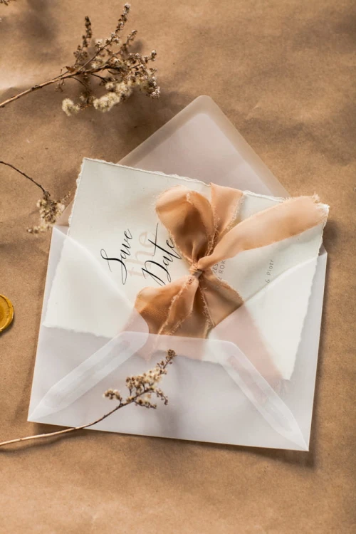 save-the-date-z-rwana-wstazka_papier-czerpany_papier-rwany_minimalistyczne-eco-papier_zarezerwuj-date