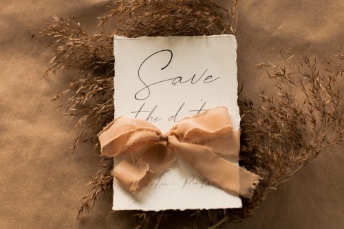 save-the-date-z-rwana-wstazka_papier-czerpany_papier-rwany_minimalistyczne-z-suszona-trawa_zarezerwuj-date