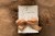save-the-date-z-rwana-wstazka_papier-czerpany_papier-rwany_minimalistyczne-z-suszona-trawa_zarezerwuj-date