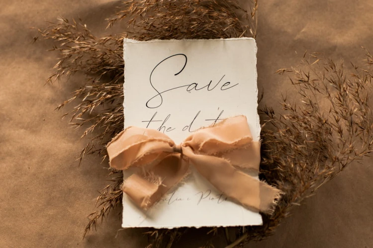 save-the-date-z-rwana-wstazka_papier-czerpany_papier-rwany_minimalistyczne-z-suszona-trawa_zarezerwuj-date