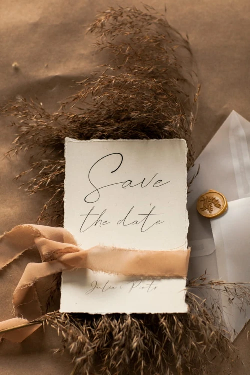 save-the-date-z-rwana-wstazka_papier-czerpany_papier-rwany_minimalistyczne-z-suszona-trawa_zarezerwuj-date