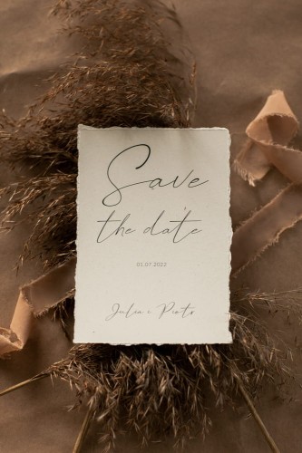 save-the-date-z-rwana-wstazka_papier-czerpany_papier-rwany_minimalistyczne-z-suszona-trawa_zarezerwuj-date