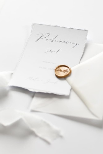 save-the-date-z-rwana-wstazka_papier-czerpany_papier-rwany_minimalistyczne-zarezerwuj-date
