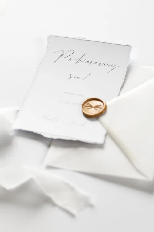 save-the-date-z-rwana-wstazka_papier-czerpany_papier-rwany_minimalistyczne-zarezerwuj-date