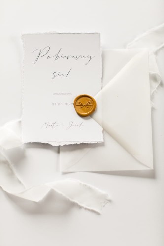 save-the-date-z-rwana-wstazka_papier-czerpany_papier-rwany_minimalistyczne-zarezerwuj-date