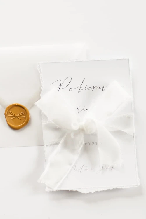 save-the-date-z-rwana-wstazka_papier-czerpany_papier-rwany_minimalistyczne-zarezerwuj-date