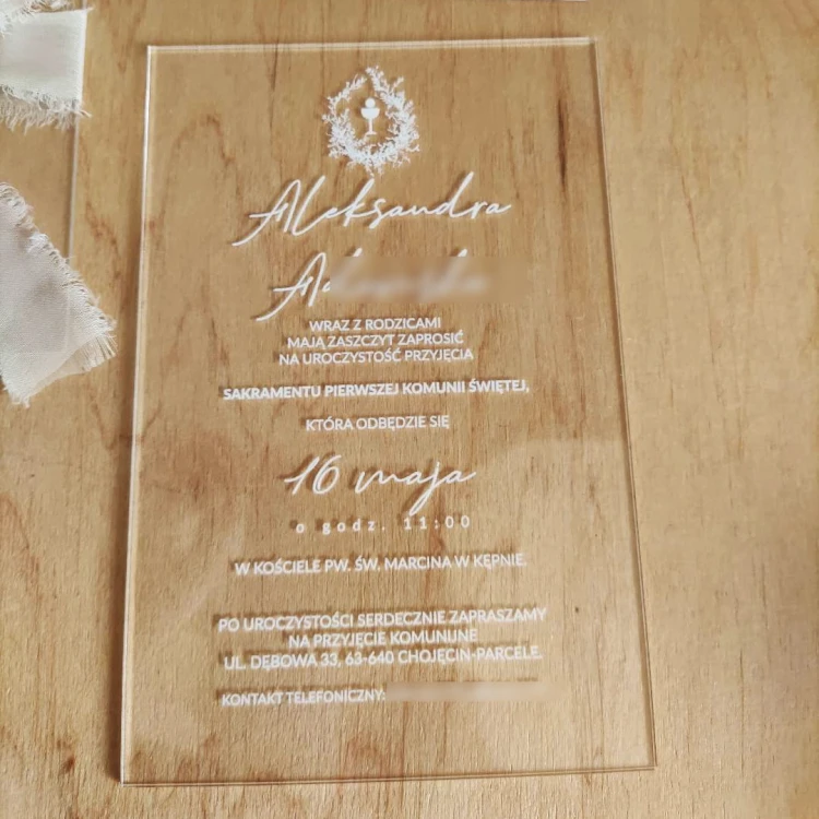 zaproszenie-na-komunie-na-szkle-pleksi-wstazka-szyfonowa-rwana-stempel-lakowy-bialy-druk (5).jpg
