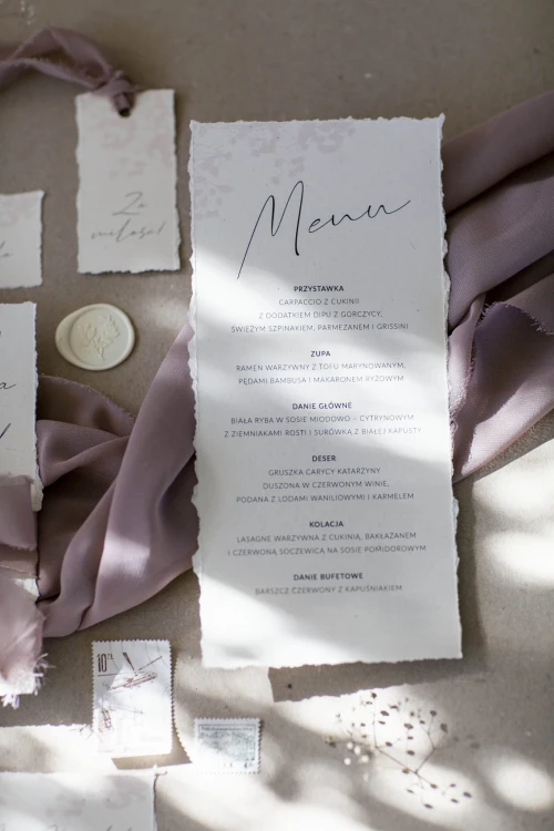 zaproszenie-z-gipsowka-rwane-wstazka-szyfonowa-rwana-winietka-lezaca-menu-lezace_boho-zaproszenia-brudny-roz-papier-rwany (12).jpg