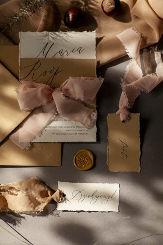 zaproszenia-boho-rustykalne-papier-eco-rwany-bezowe-kremowe-jesienne-wstazka-szyfonowa-ciemny-bez_brzoskwiniowa-wstazka (16).jpg