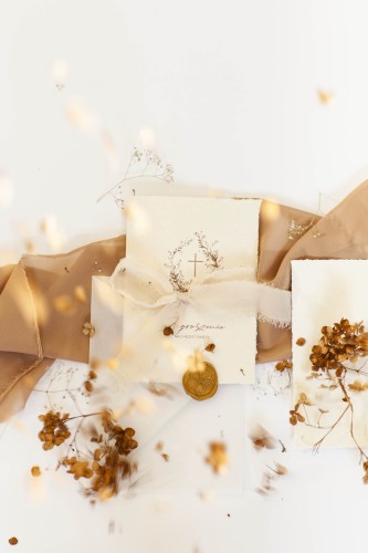 zaproszenie-na-chrzest-boho-rwany-papier-skladane-zaproszenie-wstazka-szyfonowa-transparentna-koperta-jasny-bez (3).jpg