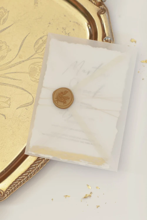 zaproszenie-zlocone-biale-papier-rwany-koperta-transparentna-stempel-lakowy-zlote-zaproszenia (2).jpg