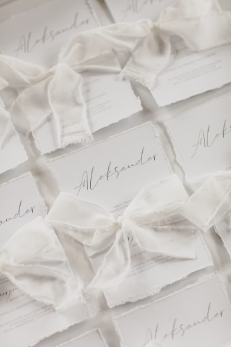 Zaproszenie na chrzest-komunie-minimalistyczne-biale-zaproszenia-proste-eleganckie-wstazka-rwana-szyfonowa (1).jpg