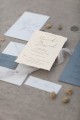 zaproszenia-dusty-blue-dodatki-slubne-niebieskie-menu-winietka-numer-stolu_rwany-papierboho-zaproszenia (9).jpg