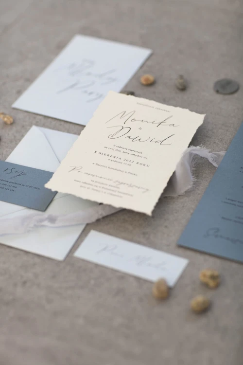 zaproszenia-dusty-blue-dodatki-slubne-niebieskie-menu-winietka-numer-stolu_rwany-papierboho-zaproszenia (9).jpg