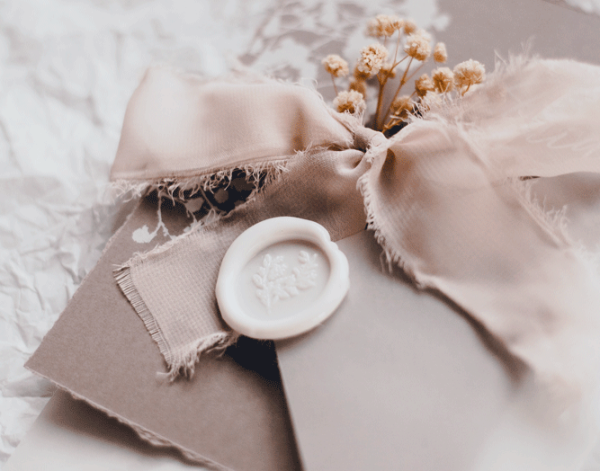 zaproszenie z gipsówką białą, boho styl, stempel lakowy biały, gipsówka, koperta z kalki